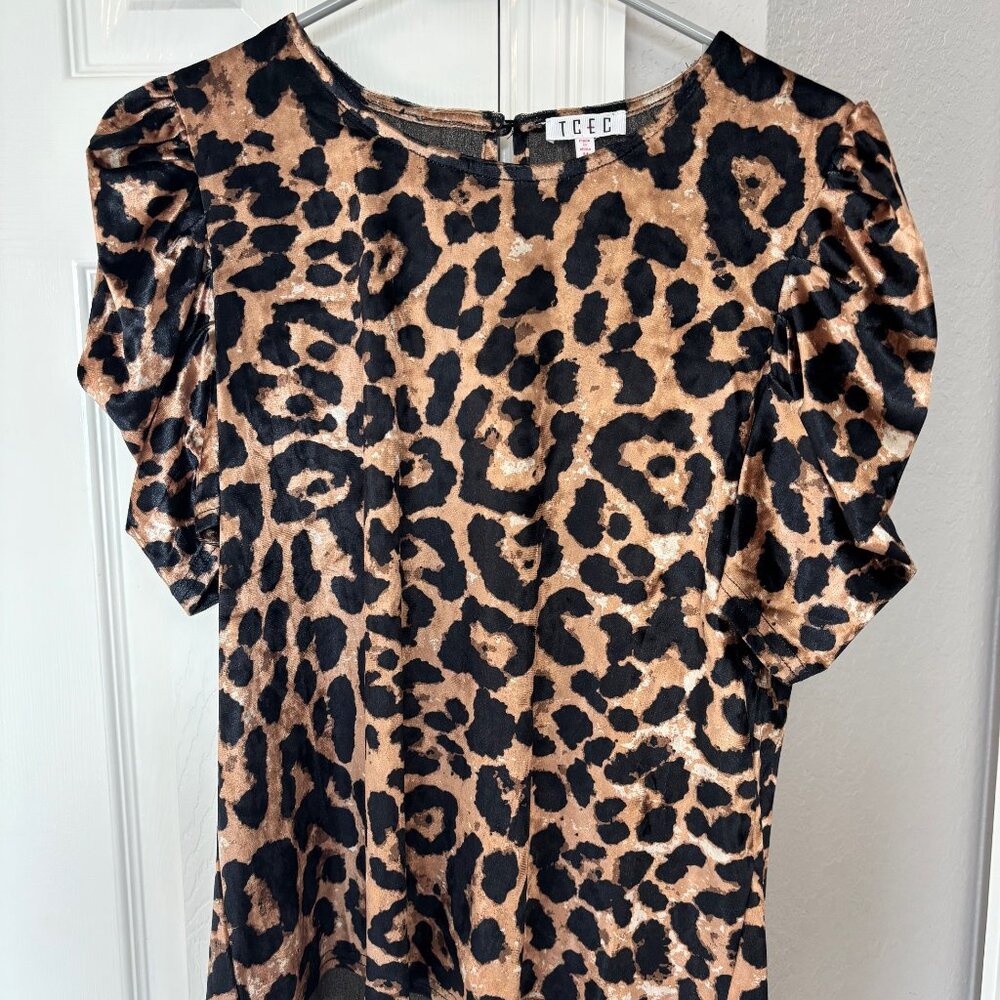 Leopard Print faux velvet with puff sleeves size Medium